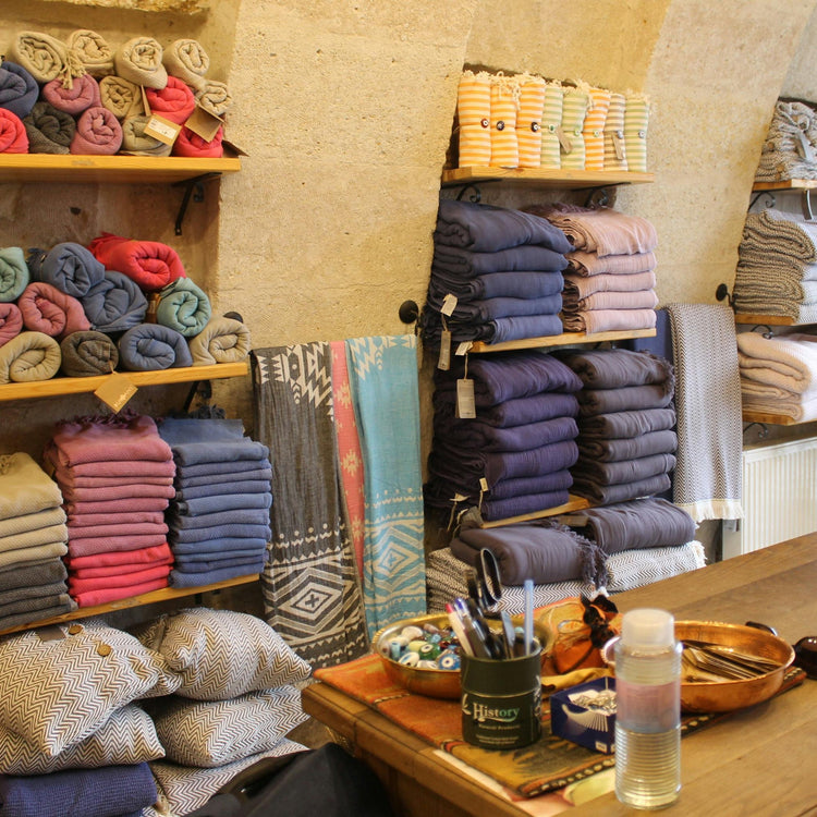 Her kumaşı, insanın öz titreşimine saygı duyarak seçiyoruz